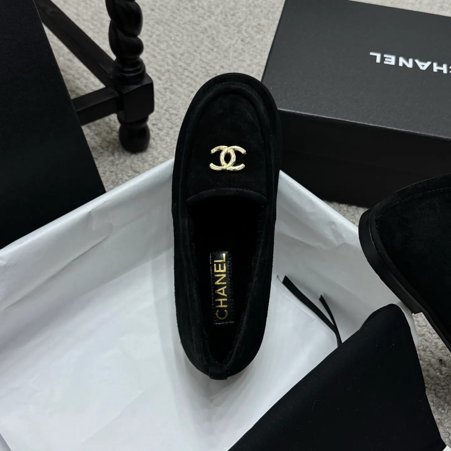 👟👟Ex-factory price 600👟👟 Classic model 🇨🇳ChaneL 25K Teddy fur loafers Simple and high-end design, super versatile! Double C logo embellishment! Imported suede has the texture of natural animal leather visible to the naked eye! The top version is stress-free when entering and exiting the cabinet. It has a bookish texture on the feet and feels great on the feet. Versatile item. ✅Upper: Customized imported suede. ✅Inner lining: imported lamb wool. ✅Outsole: imported genuine leather. ✅Size: 35-40. ✅Comes with a full set of packaging.